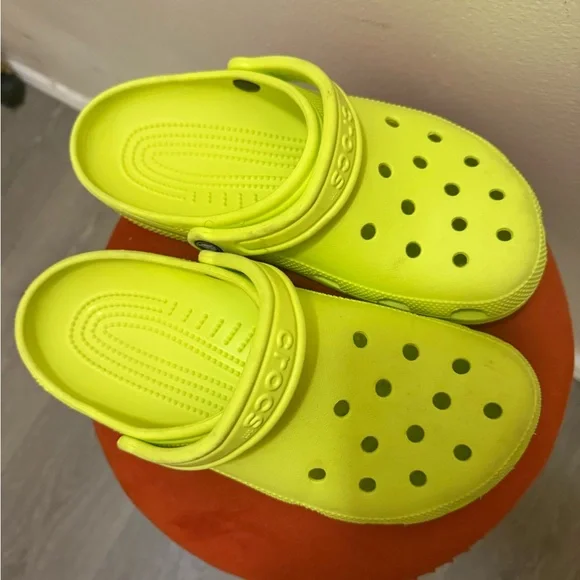 Crocs Men - (7) and Women (9 ) Clog - Neon Green - Picture 4 of 4